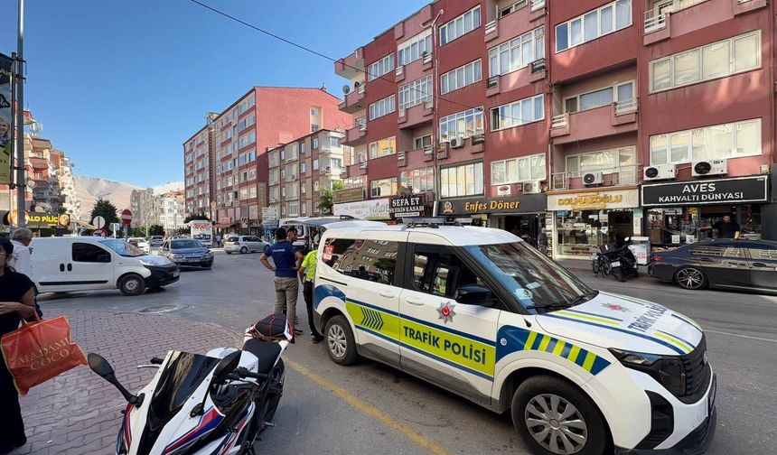 Otomobil ile Hafif Ticari Araç Çarpıştı: 2 Yaralı