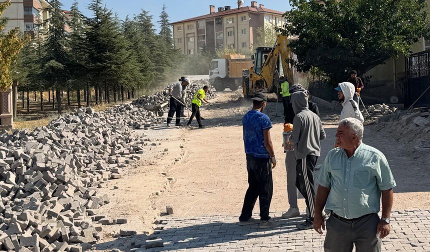 Altunhisar’da Sağlık Mahallesi’ne parke ve bordür çalışması