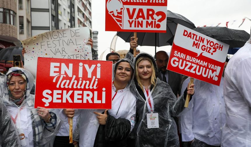 Niğde 6. Gastronomi Festivali, kortej yürüyüşü ve festival ateşinin yakılmasıyla başladı.