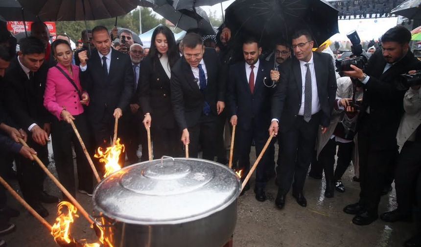 Niğde 6. Gastronomi Festivali, kortej yürüyüşü ve festival ateşinin yakılmasıyla başladı.