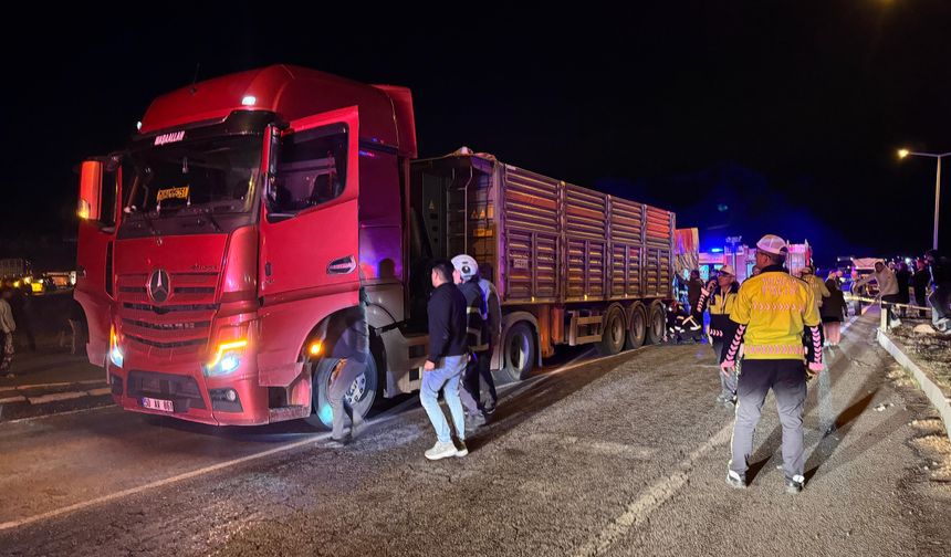 Tır’a Arkadan Çarpan Kamyonetin Sürücüsü Ağır Yaralandı