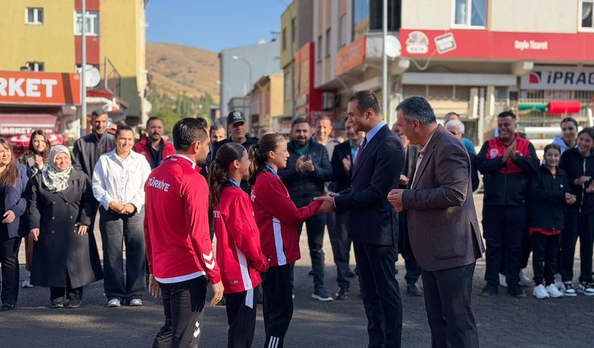 Çamardı’nın Balkan Şampiyonu Güreşçilerine Coşkulu Karşılama