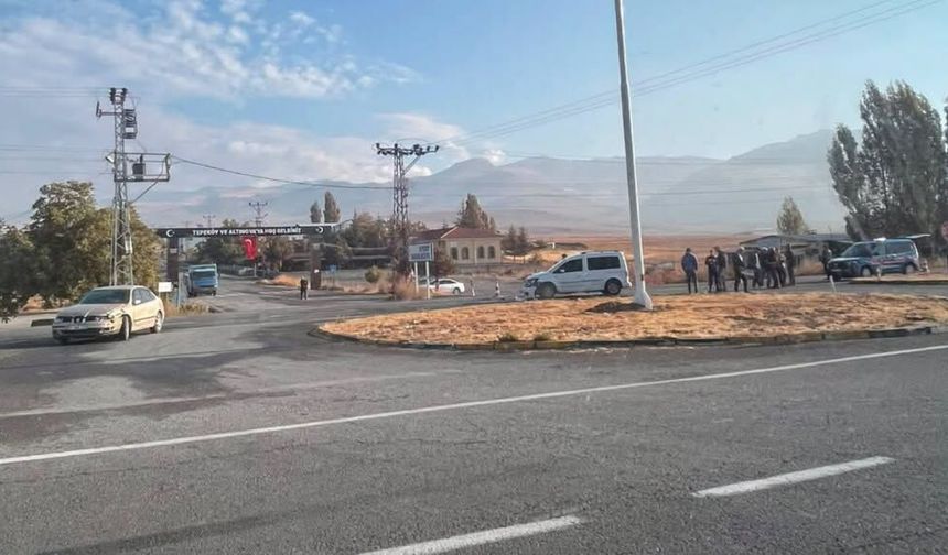 Altunhisar Yolunda Hafif Ticari Araç ile Otomobil Çarpıştı