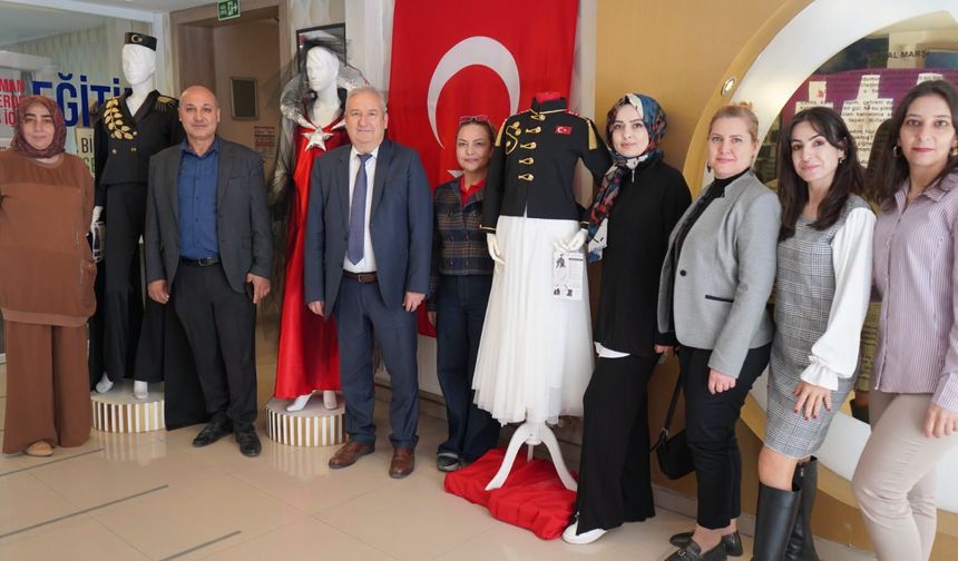 Cumhuriyet Bayramı’na Özel 3 Kıyafet Tasarımı Sergileniyor