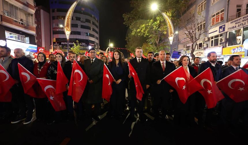 Niğde’de Fener Alayı Yürüyüşü Cumhuriyet Coşkusuyla Gerçekleştirildi
