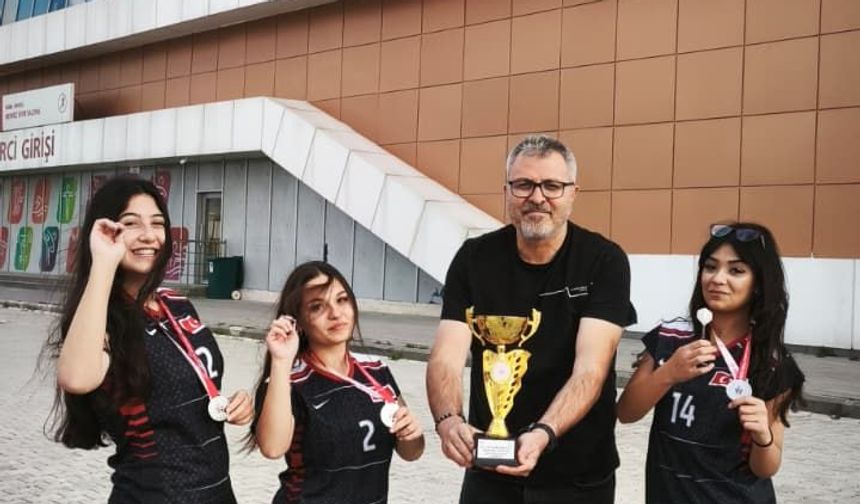 Şehit Nuri Pamir Anadolu Lisesi Dartta il ikincisi